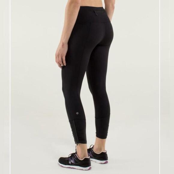 🤩 RARE Lululemon Runday Crop
Black / Brisk Bloom Black White - Picture 2 of 5